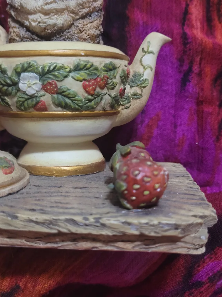Cat Teapot Figurine with Strawberries image indicator(2)