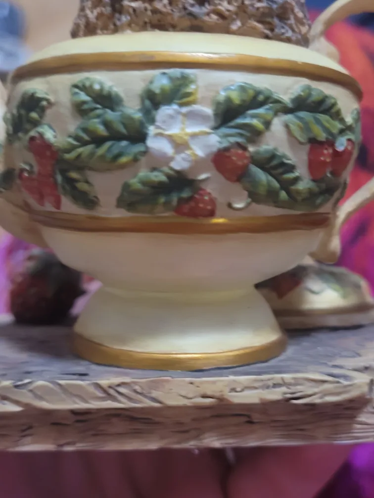 Cat Teapot Figurine with Strawberries image indicator(4)