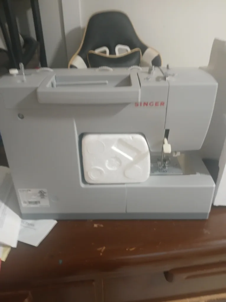 Singer Heavy Duty Sewing Machine in the box image indicator(2)