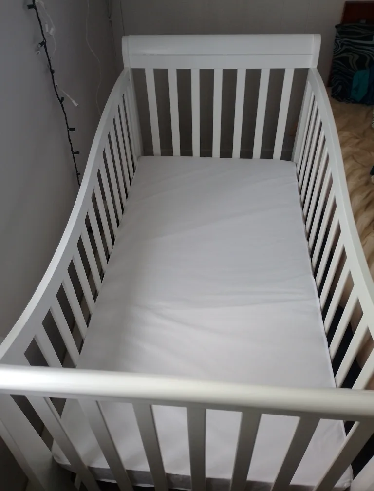 AS NEW Baby CRIB + NEW MATTRESS ( SAFETY FIRST) thumbnail