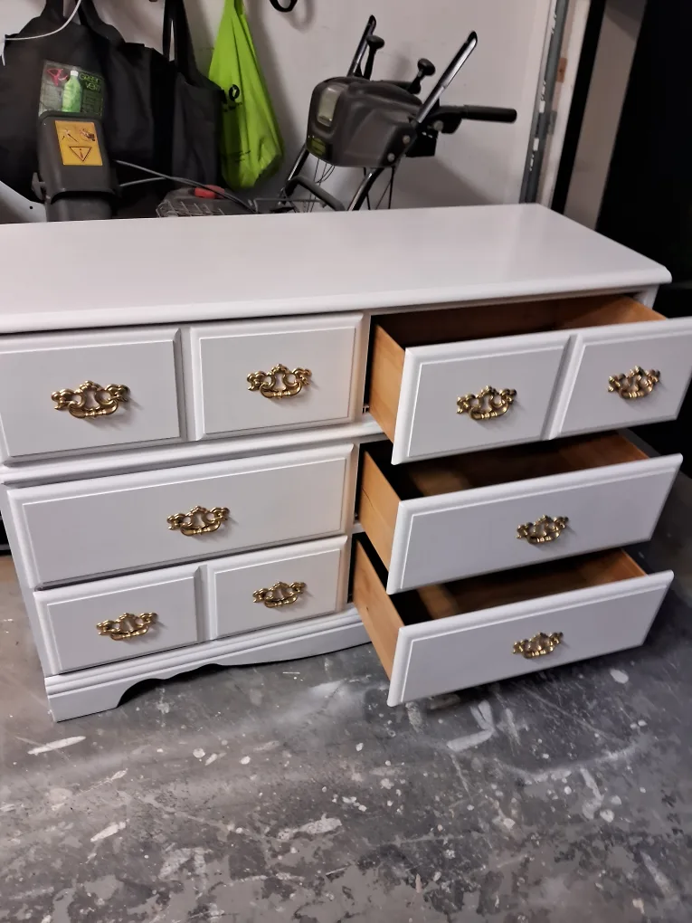 white 6.drawers dresser. thumbnail