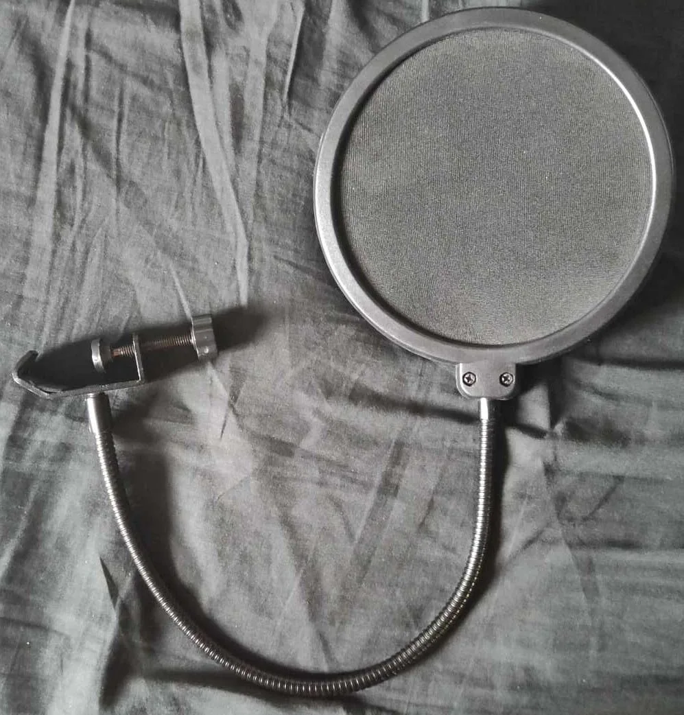 2 Studio Microphones & 1 Pop Filter/ Screen image indicator(10)