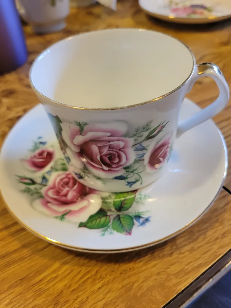 Queen Anne Bone China Teacup & Saucer🇨🇦 thumbnail