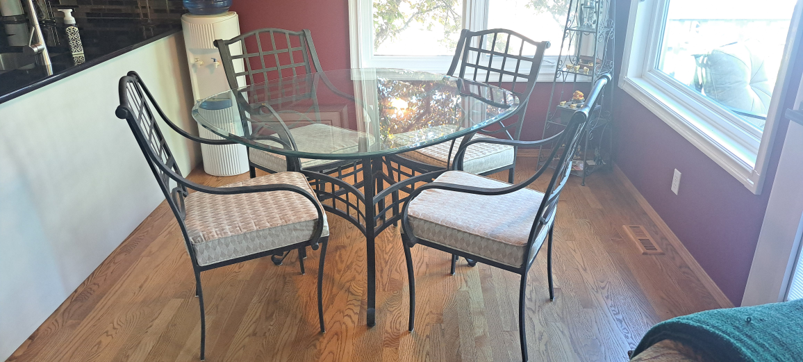 Kitchen/Dining Table and chairs