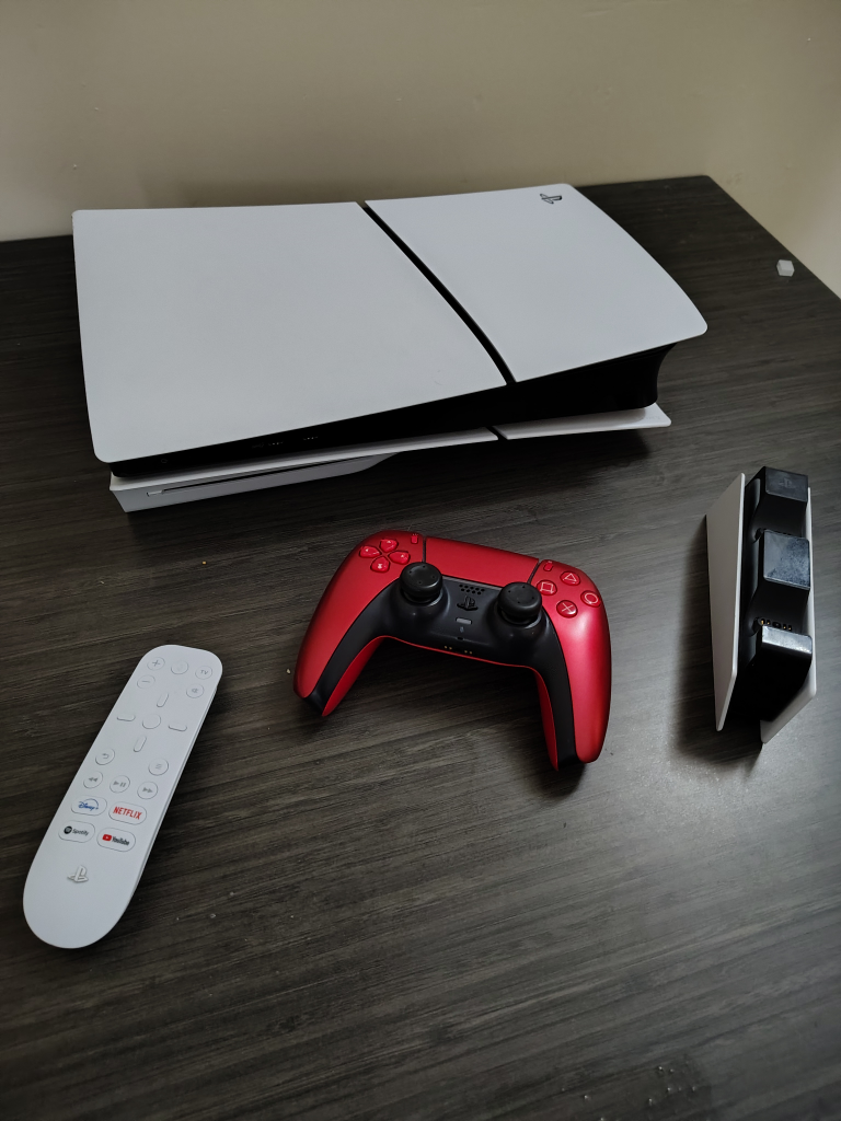 PS5 slime disck édition whit contrôler plus extra remote - photo 2