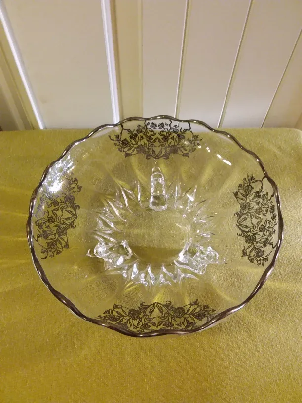 ➡️ Vintage Glass Bowl w / Silver Floral Design image indicator(2)