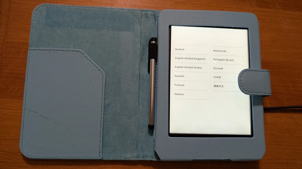 Kindle Paperwhite (7th Gen) with case & stylus image indicator(2)