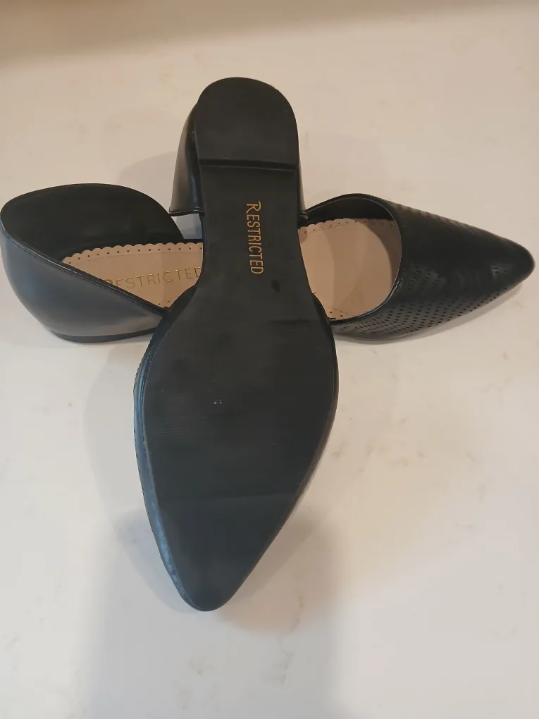 Restricted Black Pointed Flats - Size 8.5 image indicator(3)
