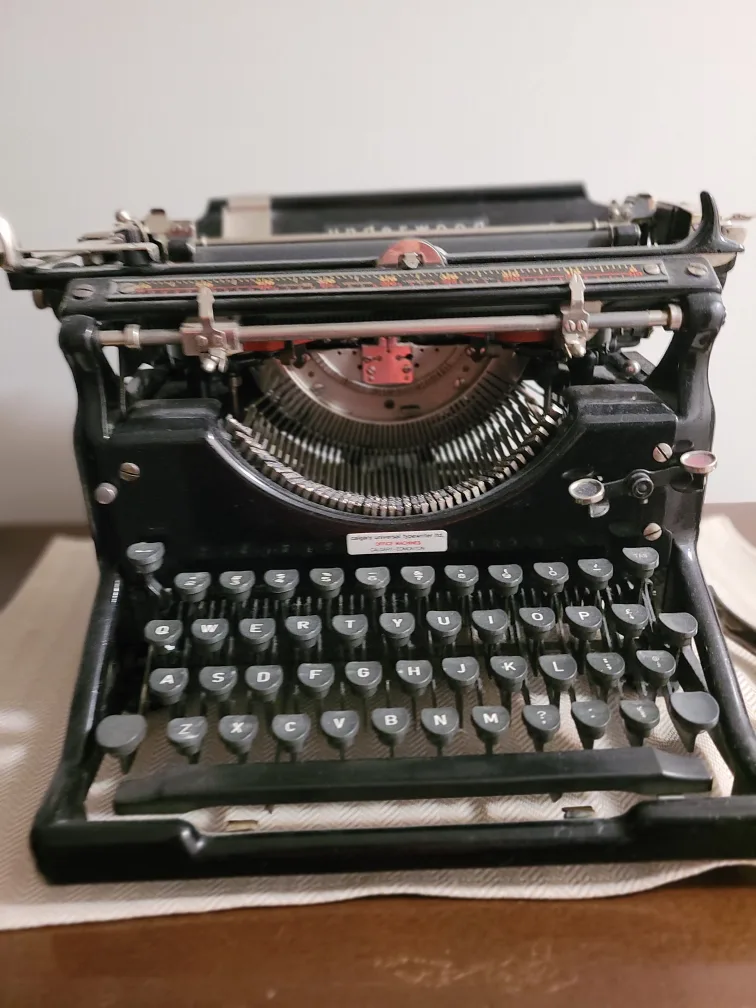 Vintage Underwood Typewriter thumbnail