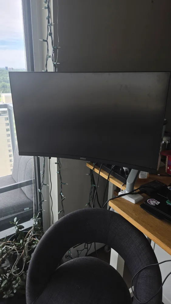 MSI 32 inch curved 4k Monitor with Monitor Arm thumbnail
