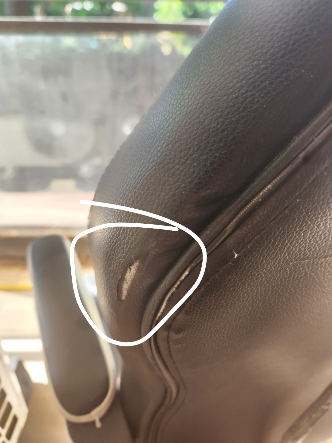 Vonesse Gaming Chair - Some Wear - photo 4