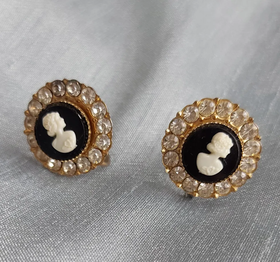 Cameo Pendant Necklace & Earrings Set image indicator(3)