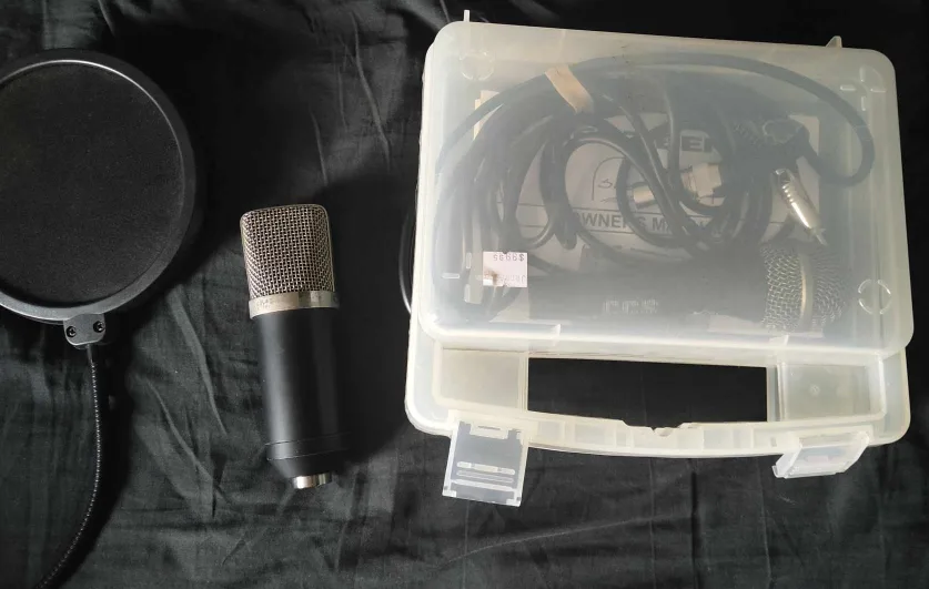 2 Studio Microphones & 1 Pop Filter/ Screen image indicator(2)