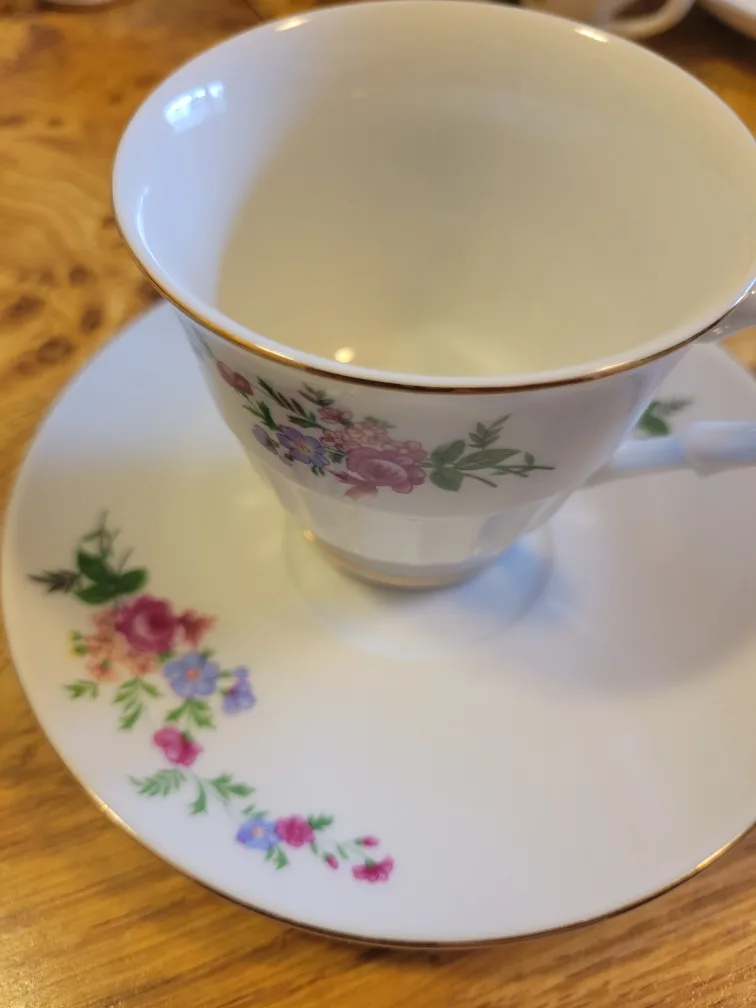 Floral Tea Cup & Saucer Set🇨🇦 thumbnail