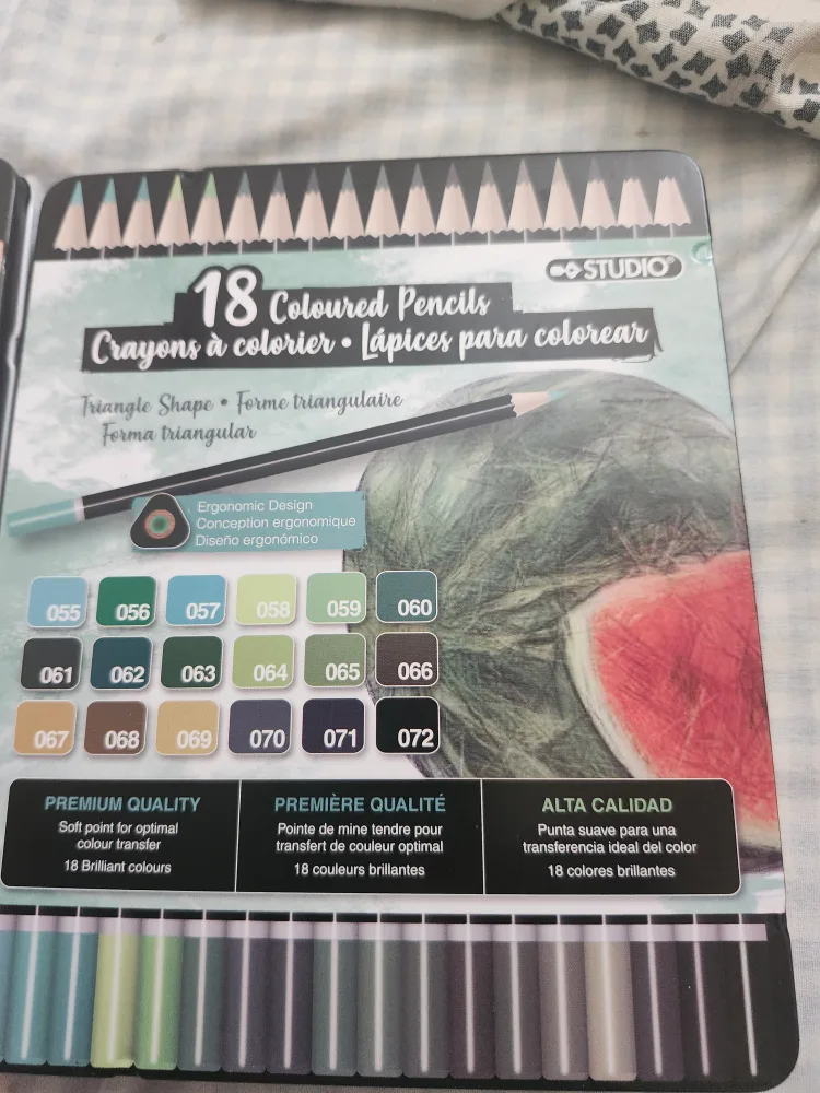 Color Creatives Christmas Coloring Book & Studio Colour Pencils image indicator(7)