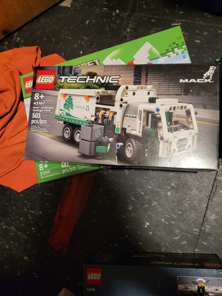 LEGO Technic 42167 Mack LR Electric Garbage Truck thumbnail