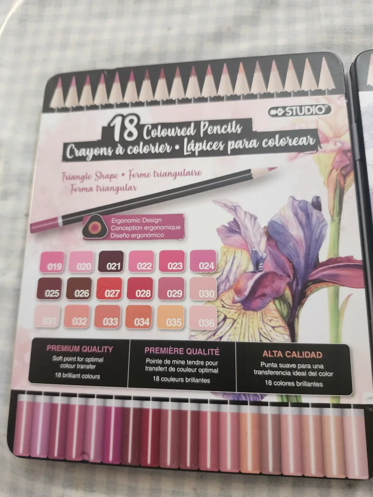 Color Creatives Christmas Coloring Book & Studio Colour Pencils image indicator(4)