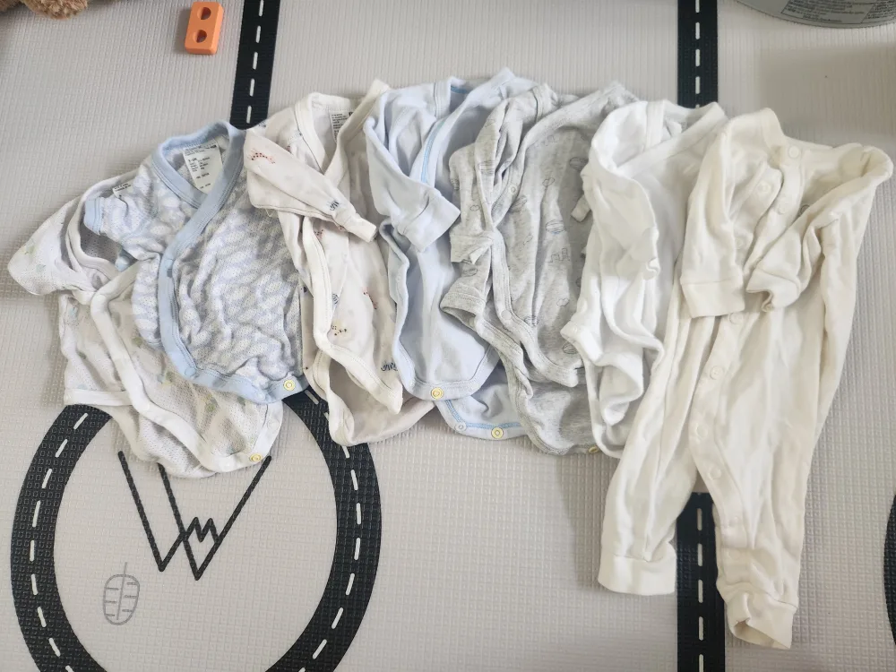 Uniqlo Baby Bodysuits - Size 3-6 Months thumbnail