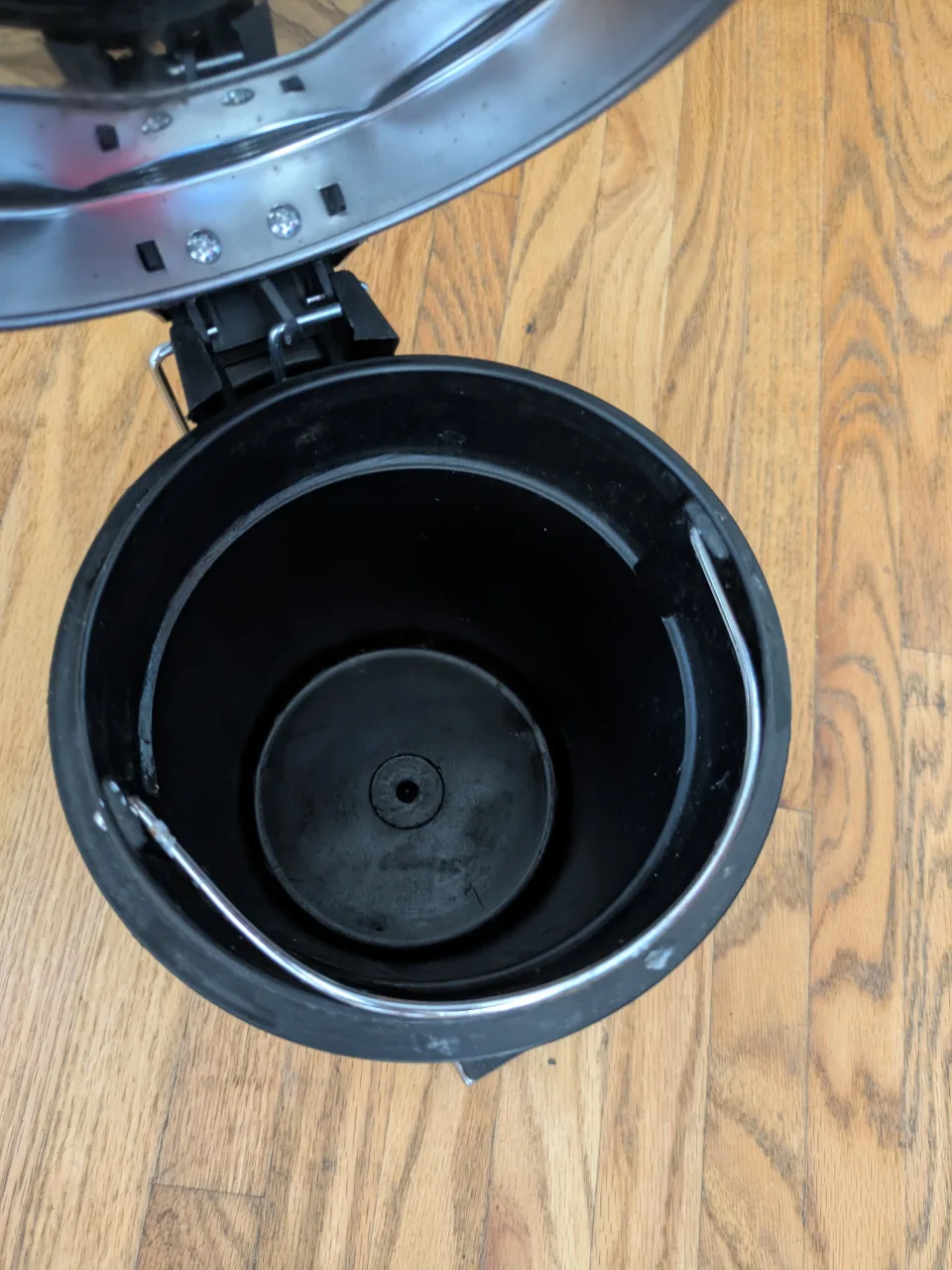 Silver Step-On Trash Can image indicator(2)