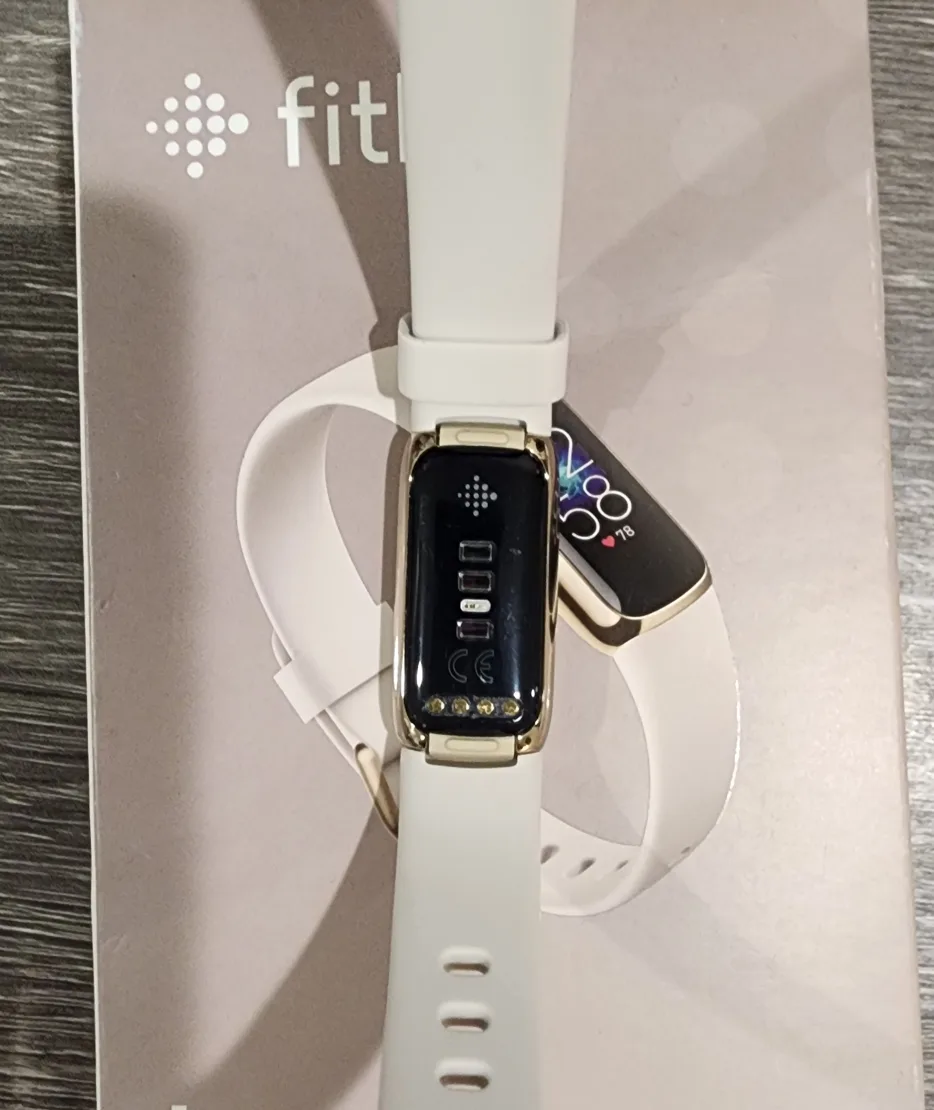 Fitbit Luxe Fitness + Wellness Tracker image indicator(4)