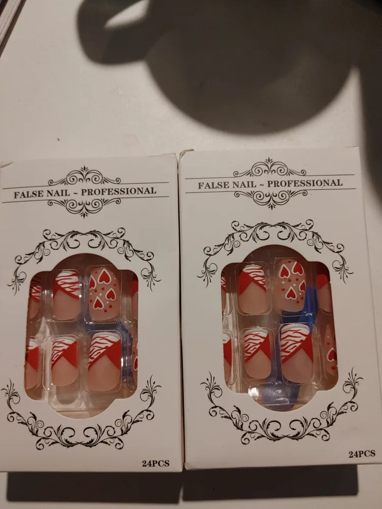 💚NEW HEART THEMED STICK ON NAILS. 4 BOXES/ 24 PCS IN EACH BOX! thumbnail