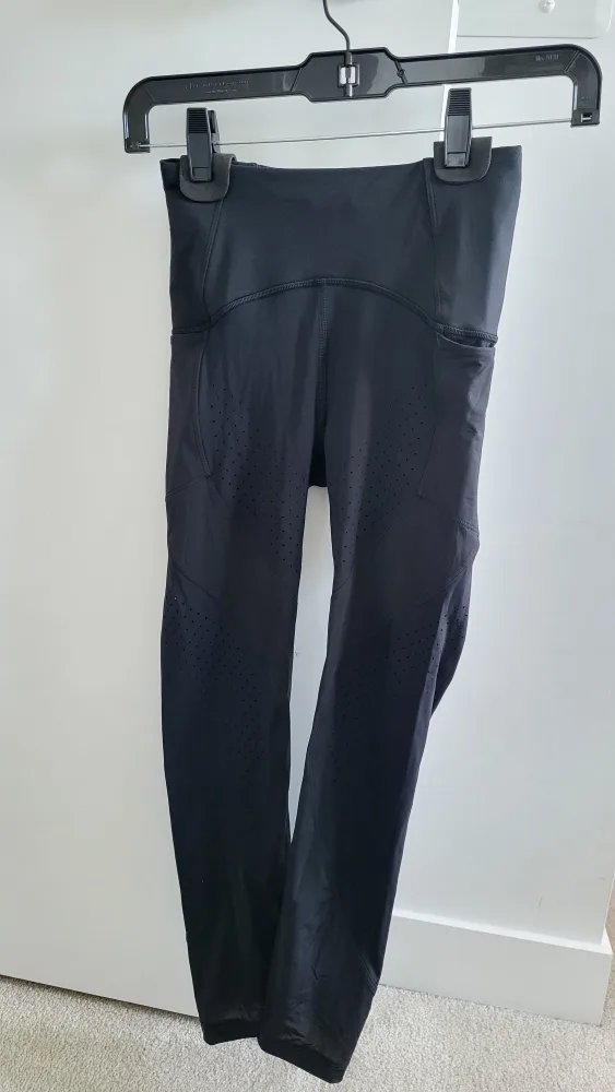 Lululemon High Rise Crop - Size 2 Black image indicator(2)