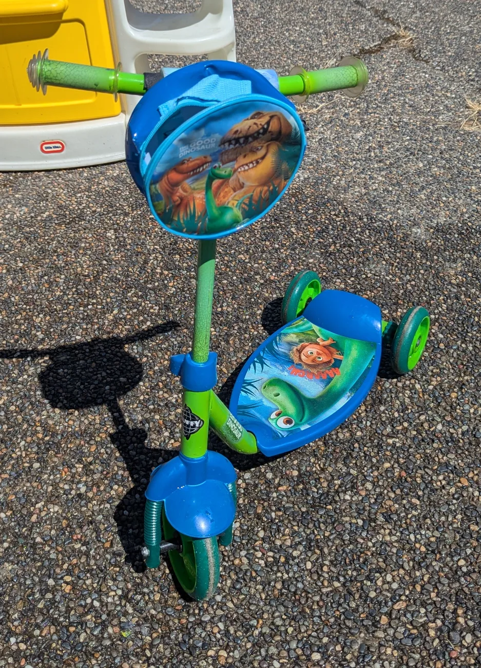 Huffy 'The Good Dinosaur' Kids Scooter thumbnail
