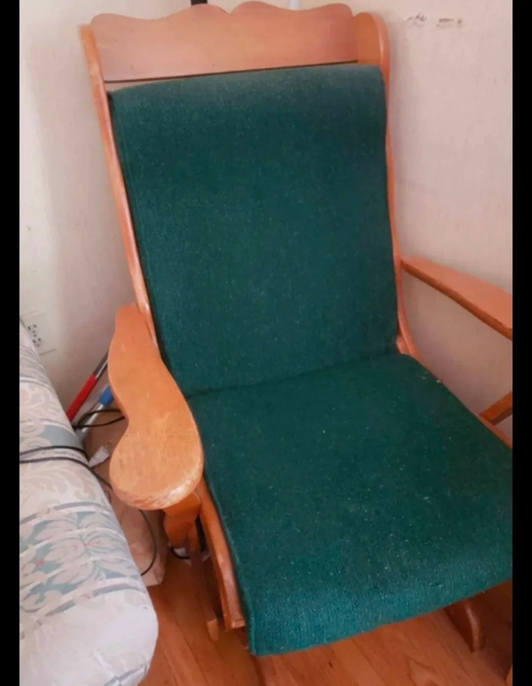 Green Cushioned Rocking Chair 🇨🇦 thumbnail