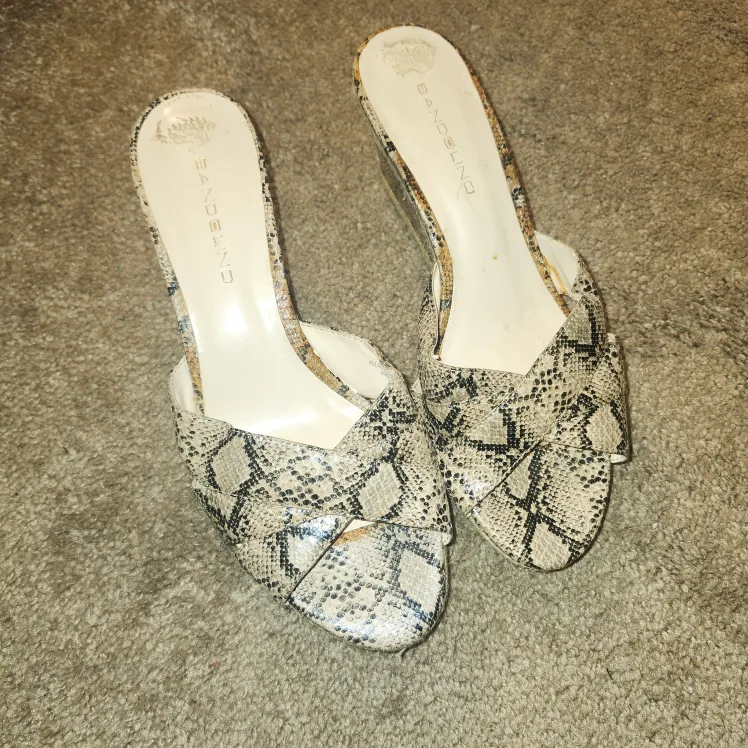 Women's shoes thumbnail