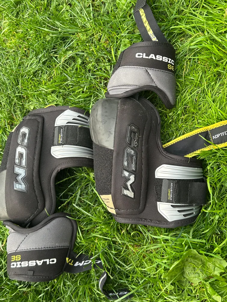 CCM Tacks Classic SE Elbow Pads - Medium thumbnail