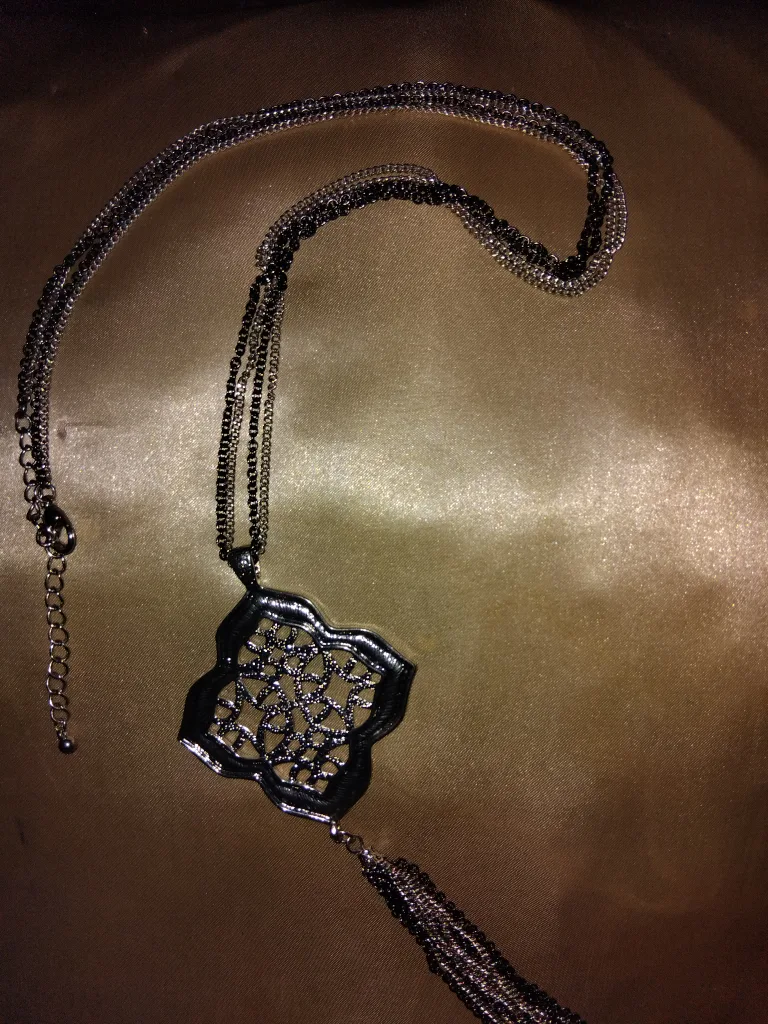 Silver Tone Pendant Necklace image indicator(2)