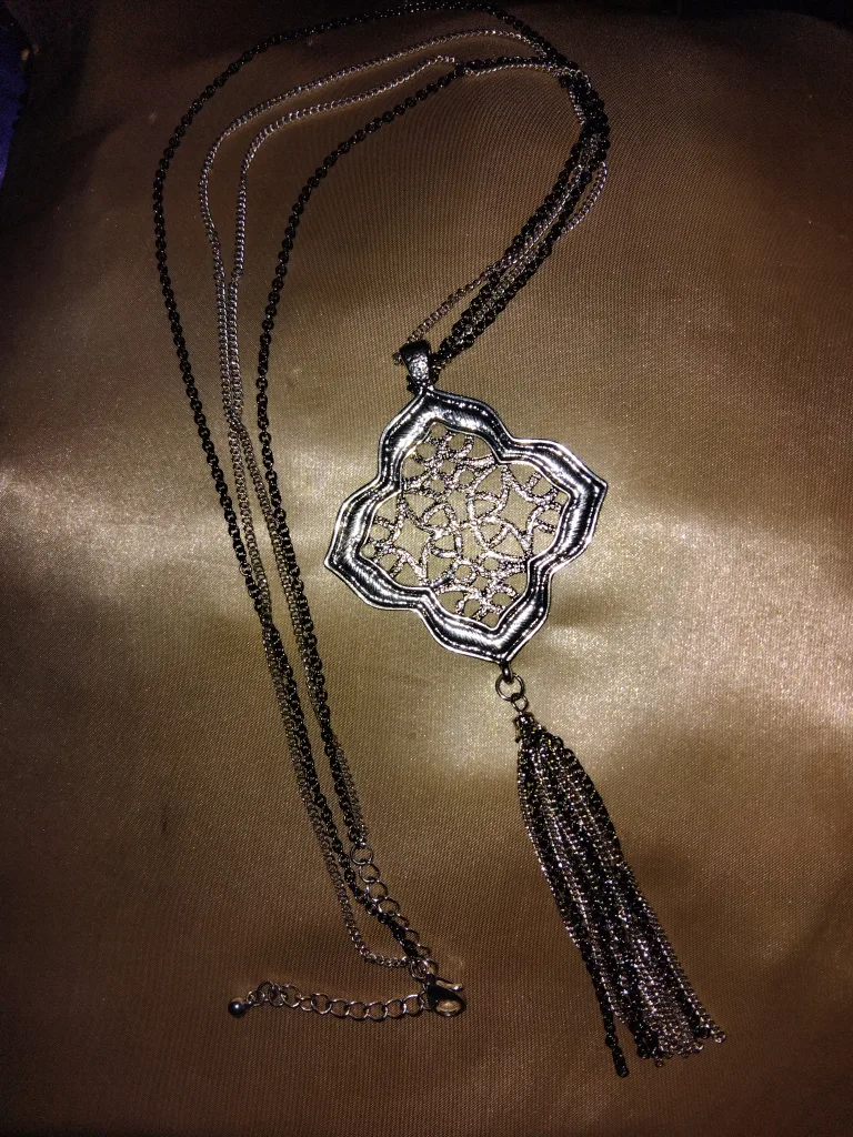 Silver Tone Pendant Necklace image indicator(3)