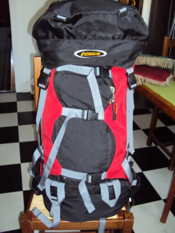 70L Hiking Backpack A Solo. like new. thumbnail