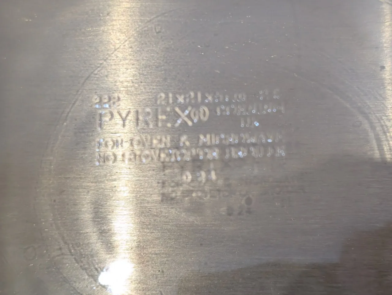 Pyrex 222 Cake Dish with Wood Holder image indicator(2)