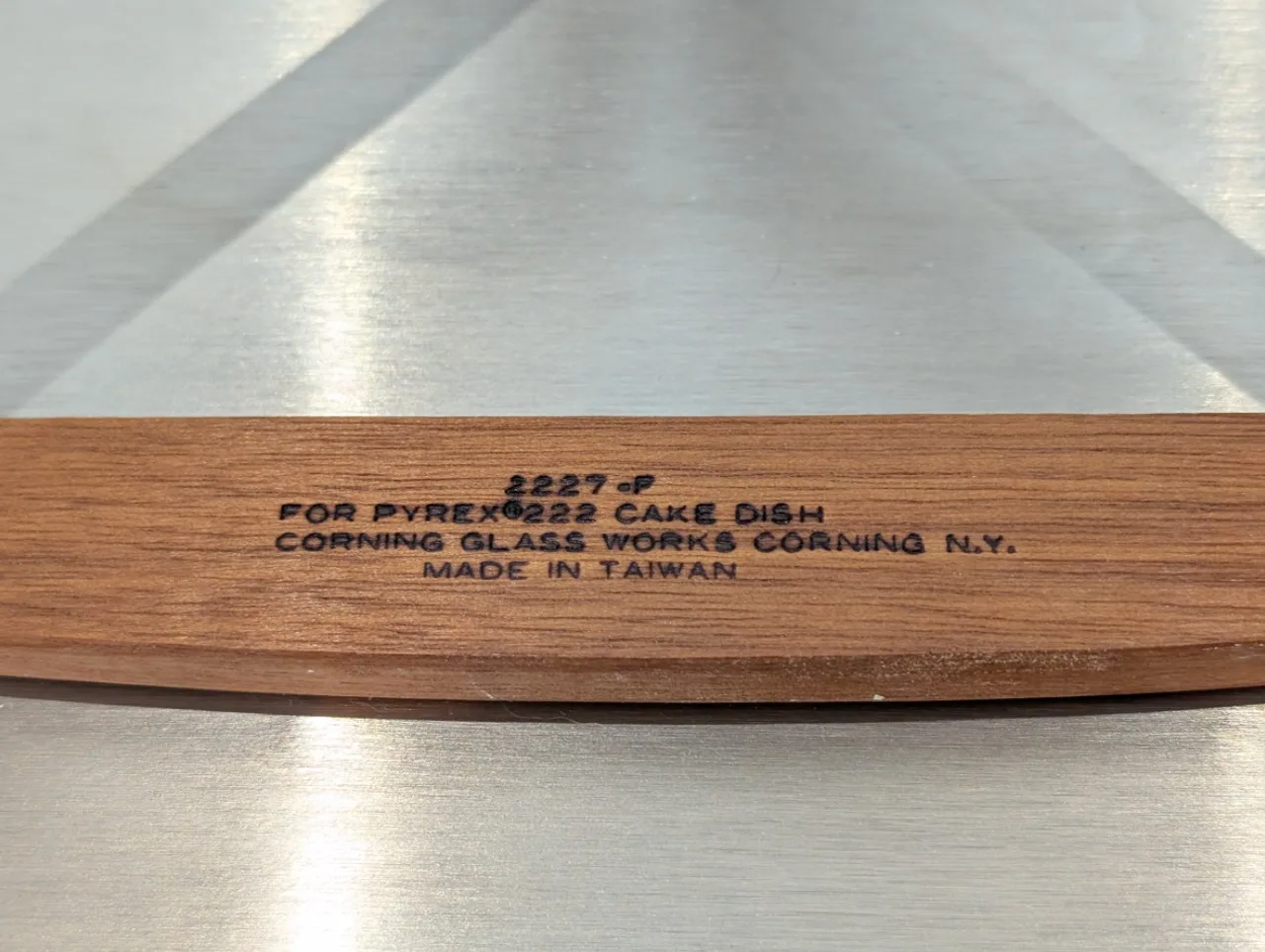 Pyrex 222 Cake Dish with Wood Holder image indicator(3)