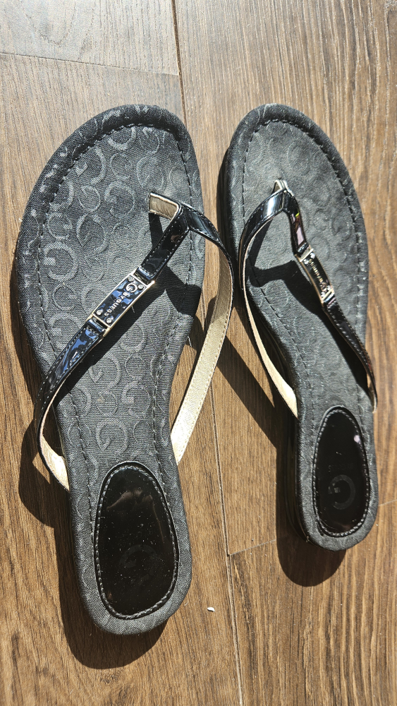 NEGOTIABLE - Guess Black Thong Sandals, Size 7.5 - photo 3