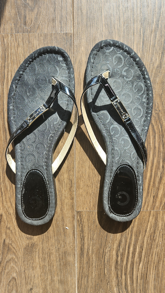 NEGOTIABLE - Guess Black Thong Sandals, Size 7.5 - photo 4