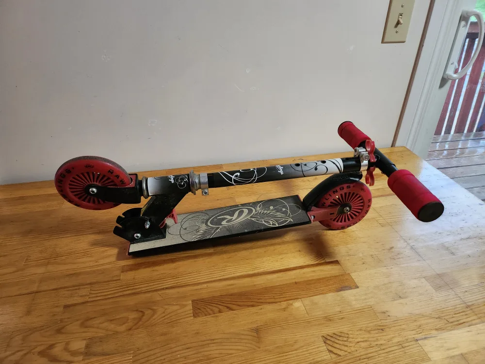 Rawlings Foldable Kick Scooter thumbnail