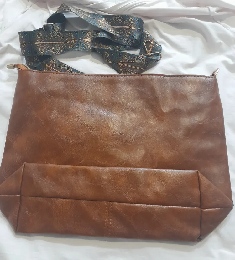 NEW Kangaroo Brown Leather Crossbody Bag image indicator(7)