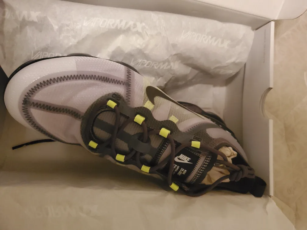 Nike Air VaporMax 2019 LX, Size 10.5 image indicator(2)