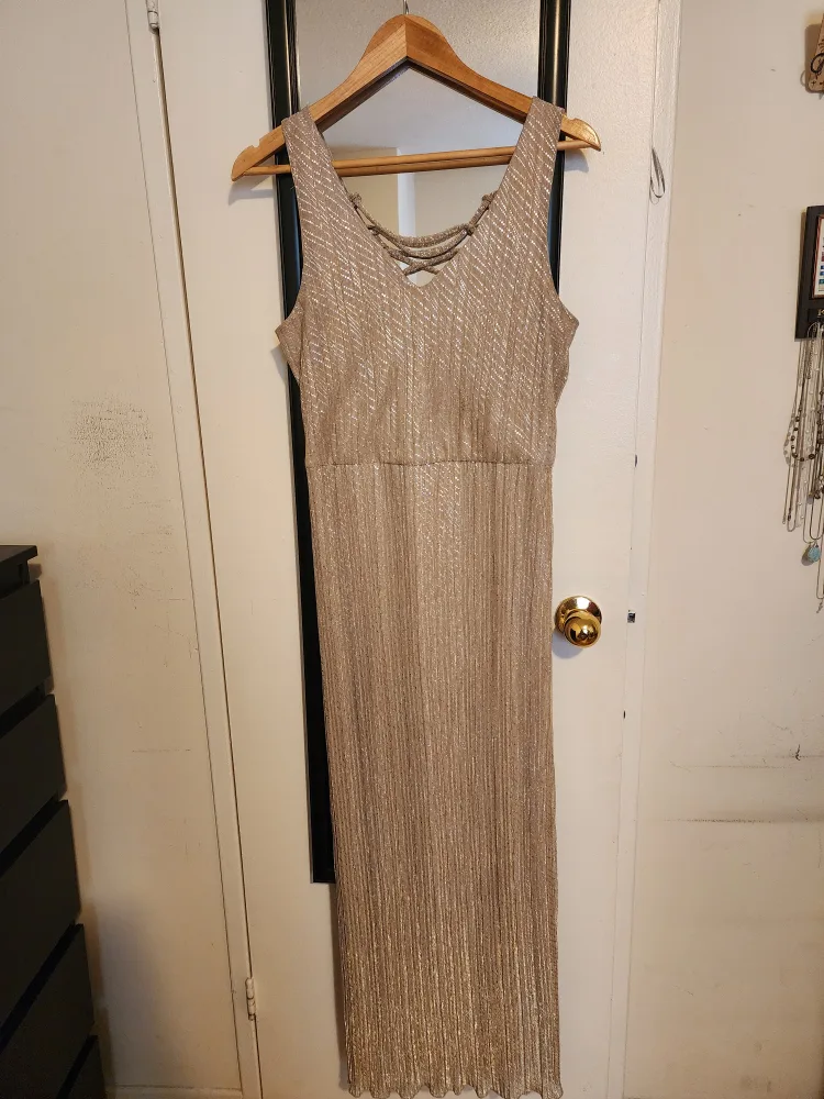 Gold Dress 🇨🇦 thumbnail