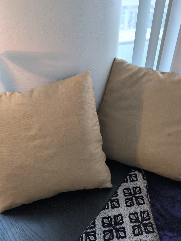 SET - Decorative Purple & Gold Pillows and Table Runner 🇨🇦 image indicator(5)