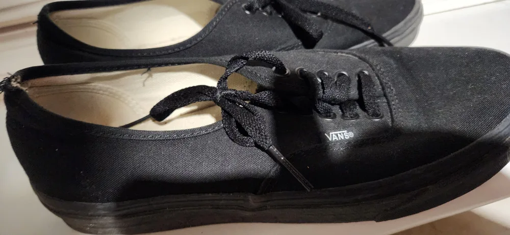 Vans Authentic Black Shoes US 8.5🇨🇦 thumbnail