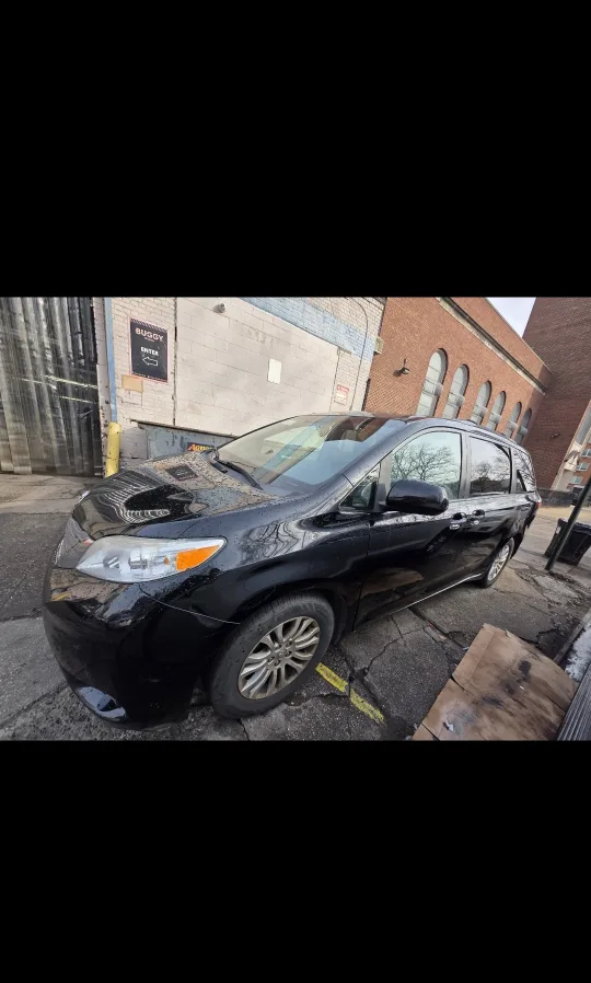 Toyota Sienna Minivan thumbnail
