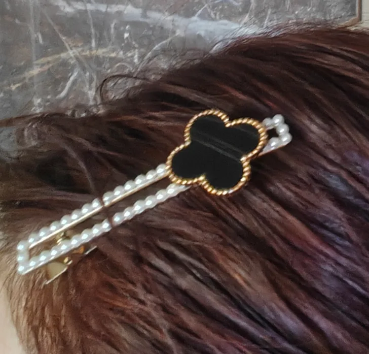 Clover Hair Clip - Black & Pearl 💖🧡 image indicator(3)