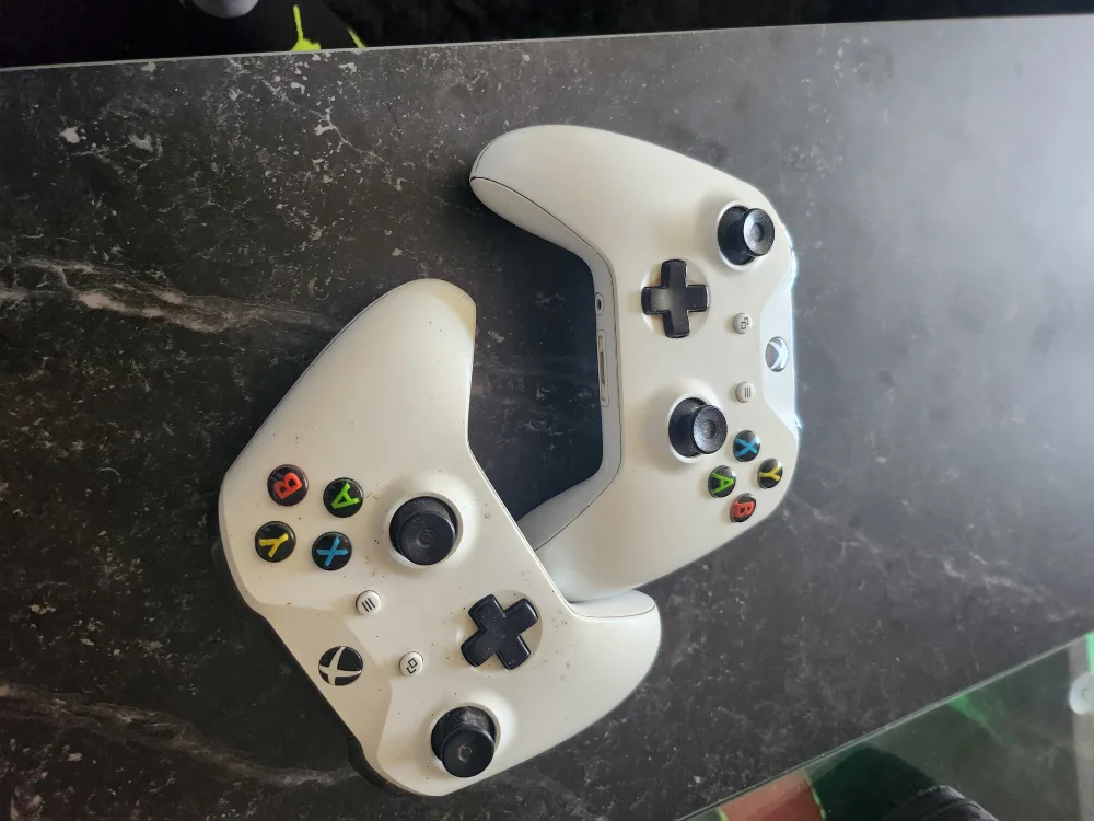 2 Xbox Wireless Controllers thumbnail