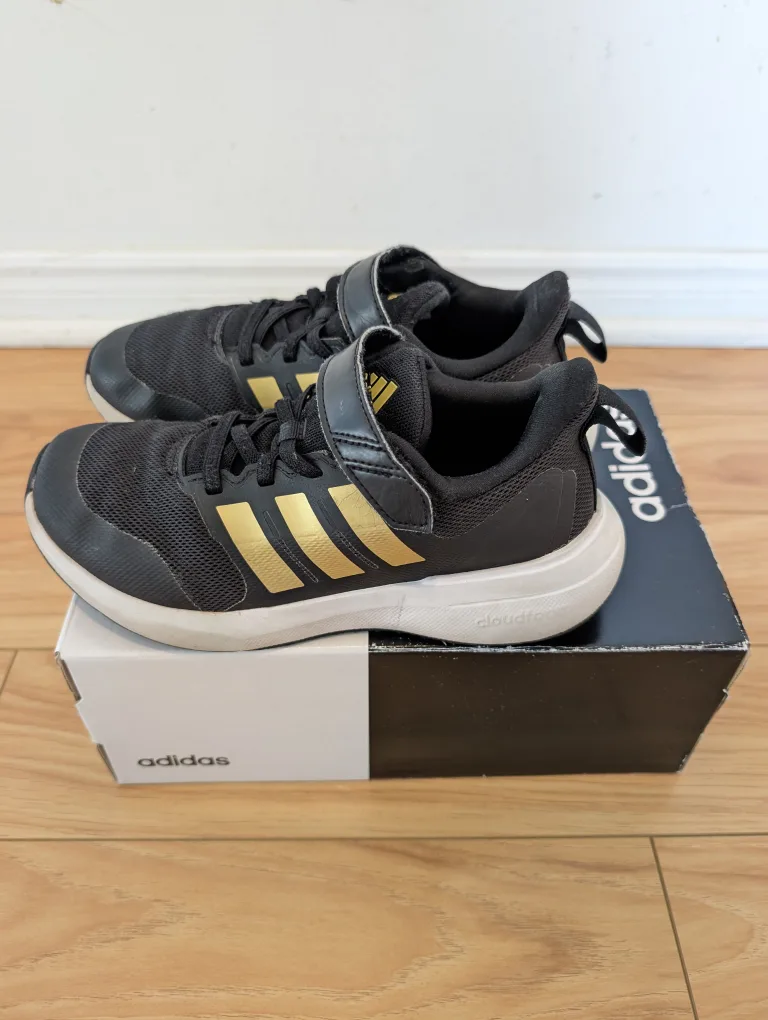 Kids Adidas size 2 Running Shoes thumbnail