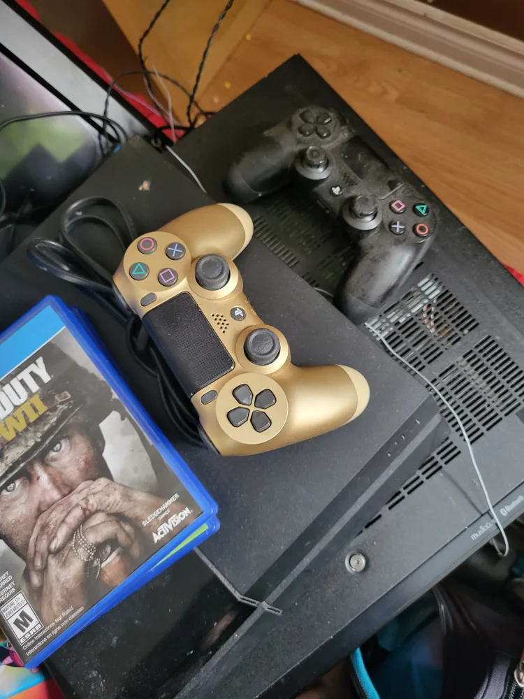 PlayStation 4 Console with Controllers image indicator(3)