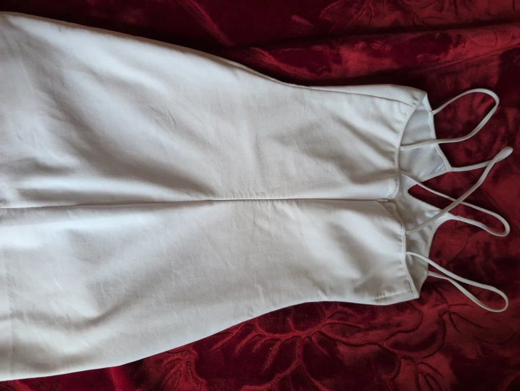 🇨🇦 White Dress with cross cross straps and zipper in back image indicator(4)