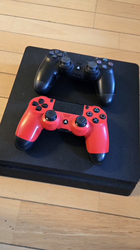 PS4 Slim + 2 Controllers